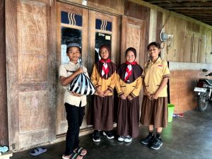 Menebar Kebaikan, Menumbuhkan Kepedulian:  Siswa SDN Banyubiru 04 Peringati Hari Pramuka Melalui Kegiatan Bakti sosial – UIN Walisongo