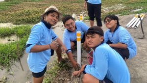 Sering Keluar Jalur, Mahasiswa KKN UIN Walisongo Pasang Lakban Reflektor di Dusun Pengkol – UIN Walisongo