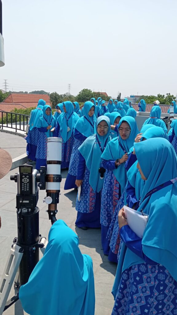 Belajar Sains dari Langit, Santri Tahfidzul Qur’an Amati Matahari dan Luncurkan Roket Air – UIN Walisongo 1 Belajar Sains dari Langit, Santri Tahfidzul Qur’an Amati Matahari dan Luncurkan Roket Air – UIN Walisongo