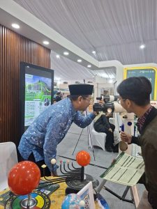 Beranda 1 Dirjen Bimas Islam Kunjungi Stand Planetarium UIN Walisongo, Apresiasi Edukasi Astronomi – UIN Walisongo