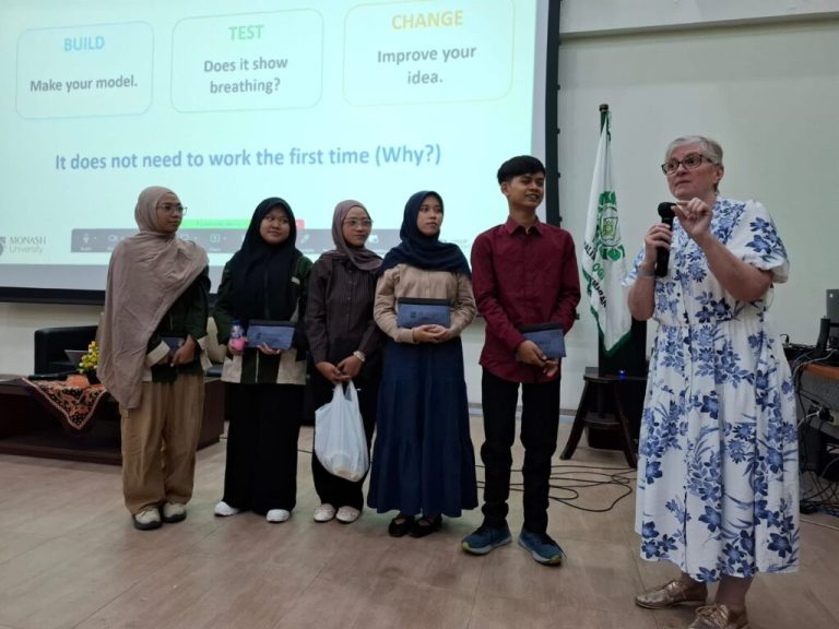 Profesor Monash University Berbagi Ilmu Stem dan Inquiry Learning di UIN Walisongo – UIN Walisongo