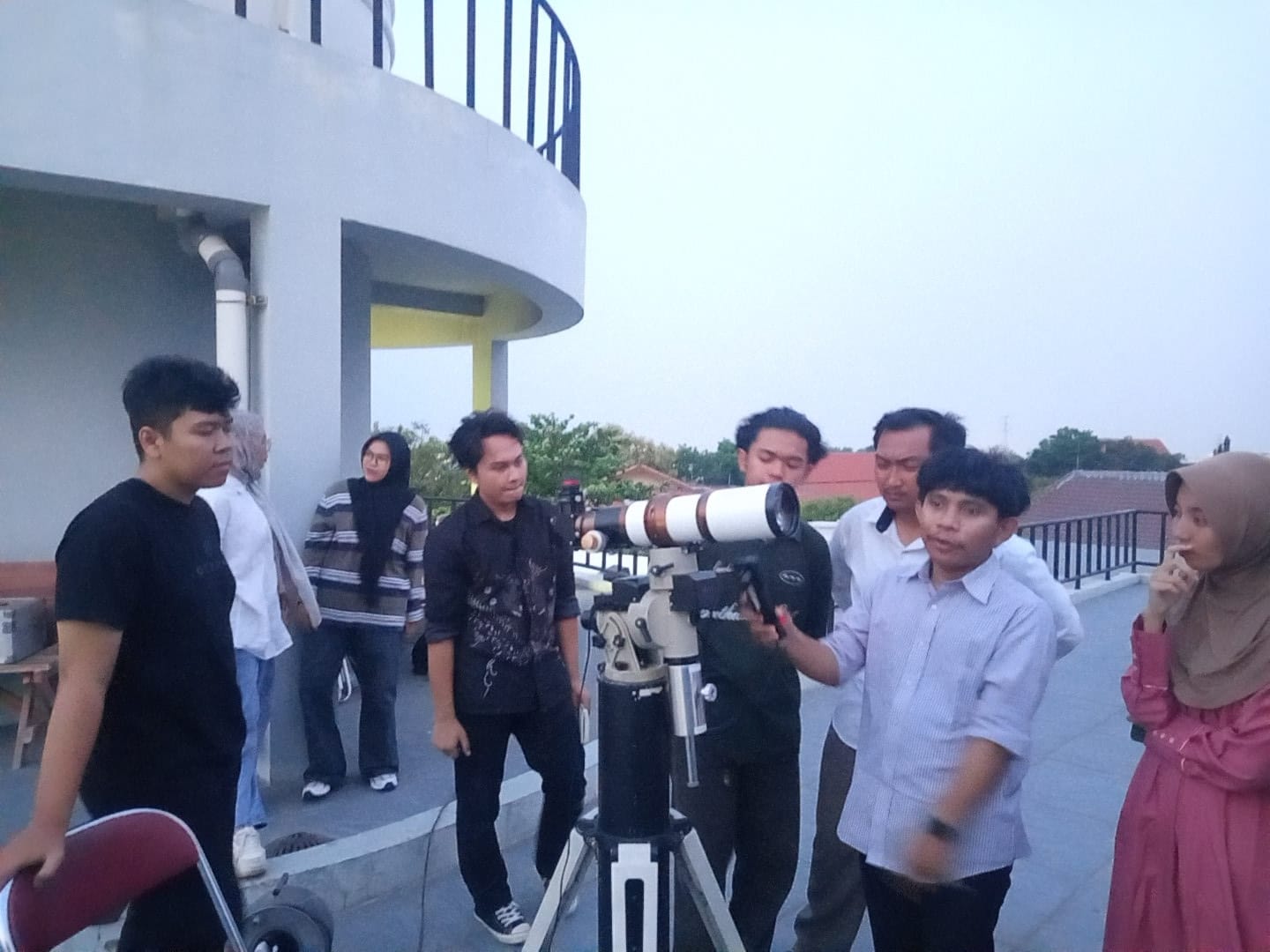 Mahasiswa Magang Planetarium UIN Walisongo Belajar Operasikan Teleskop dan Layani Edukasi Astronomi – UIN Walisongo 1 Mahasiswa Magang Planetarium UIN Walisongo Belajar Operasikan Teleskop dan Layani Edukasi Astronomi – UIN Walisongo